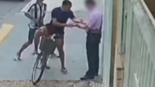 Vídeo: vítima leva mordida na mão durante assalto em SP