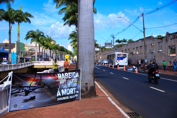 Ribeirão Preto regulamenta lei que proíbe prática de “rabeira” em veículos