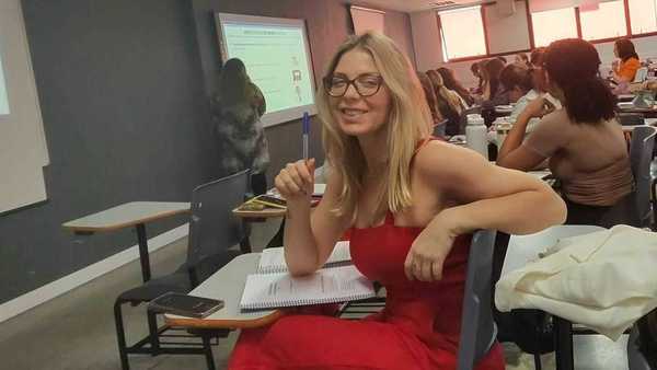 Sheila Mello dá virada na carreira e começa curso de psicologia