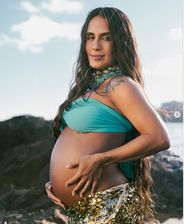 Carol Peixinho e Bento no forninho assistem papai Thiaguinho no Quintal da Clube
