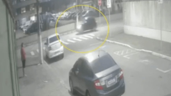 Novas imagens mostram que carro seguiu ex-delegado e deu apoio aos criminosos