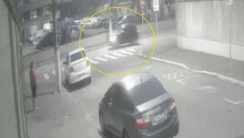 Novas imagens mostram que carro seguiu ex-delegado e deu apoio aos criminosos