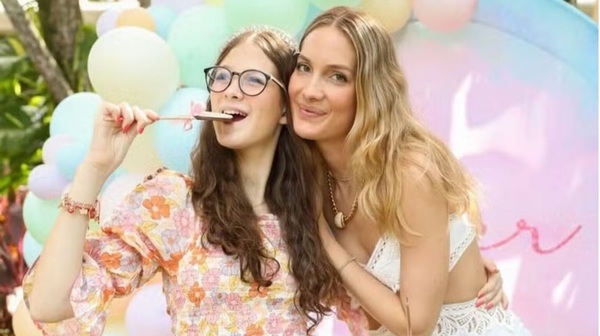 Morre Anne-Marie, filha da modelo Schynaider Moura, aos 16 anos