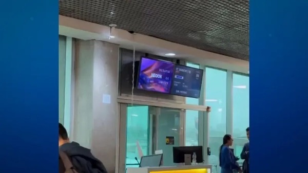 Aeroporto de Congonhas (SP) tem “calha” de água dentro do saguão de embarque após chuvas