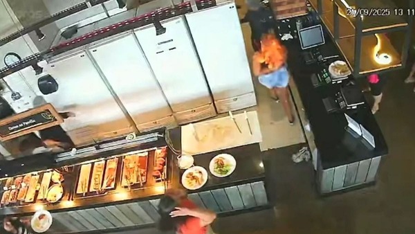 Vídeo: cabelo de cliente pega fogo em fila de restaurante em MG