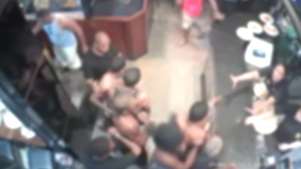 Novas imagens mostram ação de grupo em arrastão em bar no Rio