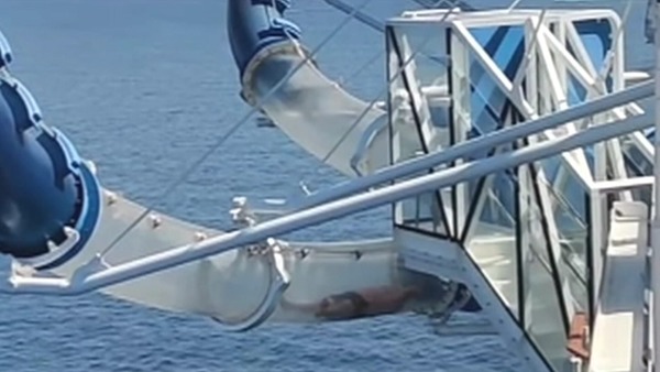 Vídeo: Mulher fica presa em toboágua no Alaska