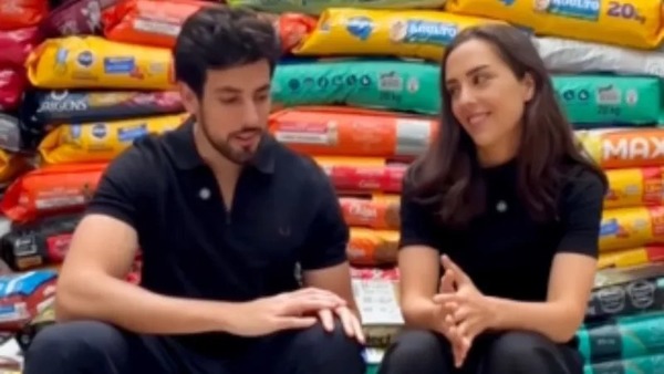 Convidados de Julinho Casares e Lara Silva doam ração ao invés de darem presentes