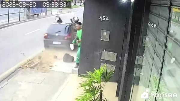 Vídeo: Homem escapa de atropelamento por carro em alta velocidade