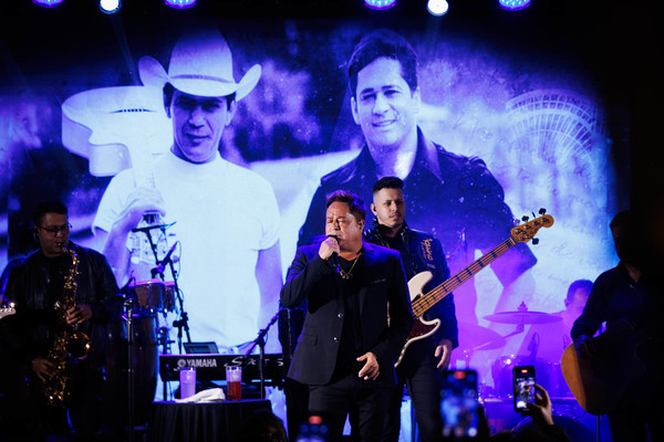 Leonardo homenageia o irmão Leandro e causa tumulto em São Paulo