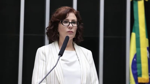 STF revoga bloqueio de redes sociais de Carla Zambelli