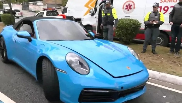 Motorista tenta fugir após bater porsche azul em São Paulo