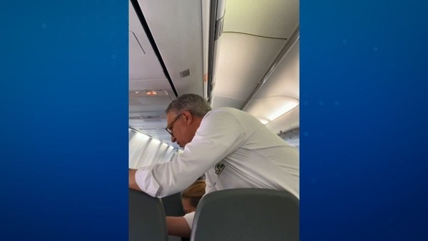Vídeo: ministro Padilha socorre passageira que passou mal em avião