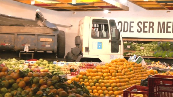 Vídeo: motorista de caminhão invade hortifruti após discussão na Grande SP