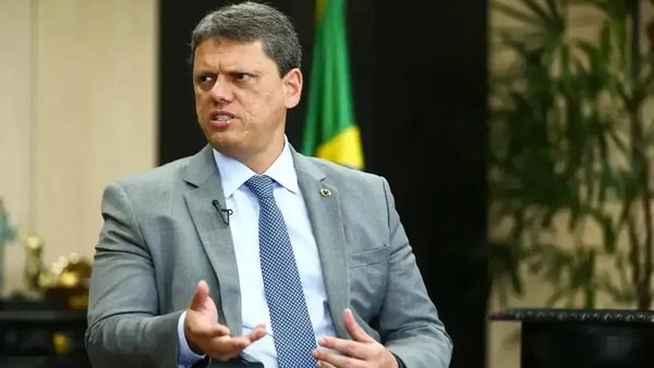 Tarcísio diz que PCC não tem ligação de intoxicação por Metanol; PF diverge