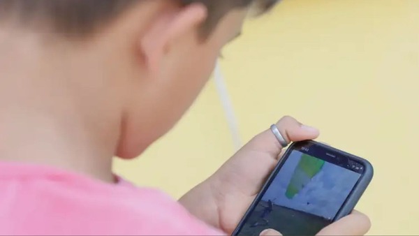 Proibição de celulares nas escolas aumenta atenção de 83% dos alunos no BR