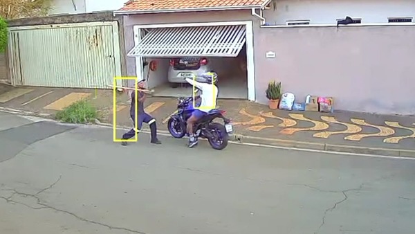 Investigador é agredido com cabo de enxada e atira em vizinho