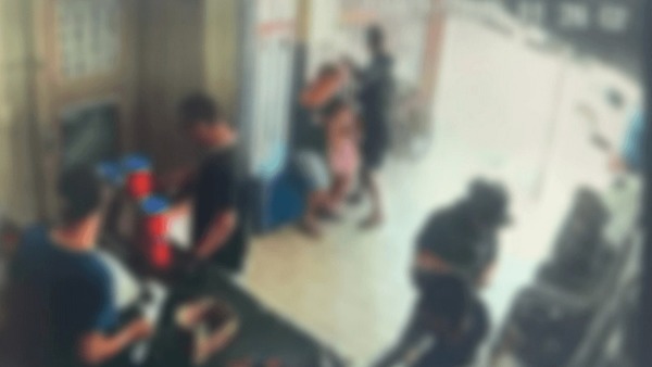 Vídeo: PM é baleado com filha no colo durante assalto no RJ