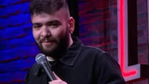 Humorista brasileiro tem visto revogado após fazer piada com Charlie Kirk
