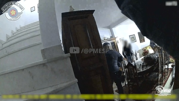 Bodycam mostra resgate de idosos feitos reféns em assalto dentro de casa