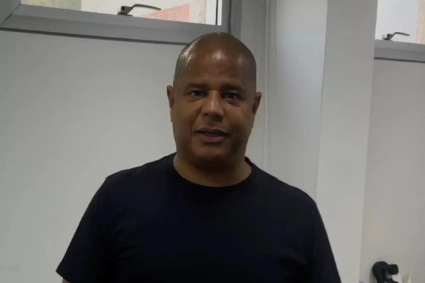 Marcelinho Carioca persegue ladrão e recupera celular roubado; assista