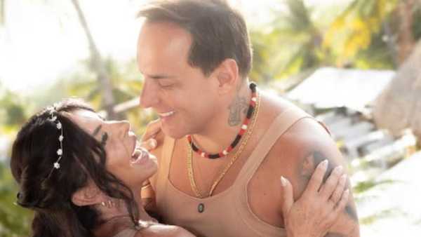 Gretchen renova votos de casamento com Esdras de Souza a beira-mar, no Pará
