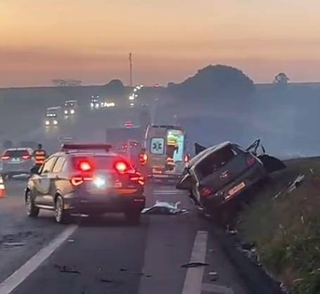 Casal que voltava de lua de mel tem grave acidente após árvore em chamas atingir carro