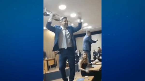 Vídeo: vereadores são flagrados dançando em cima de mesas da Câmara de São Caetano (SP)