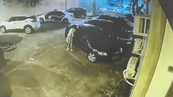 Vídeo: homem rouba pertences de carro em estacionamento de delegacia no RJ