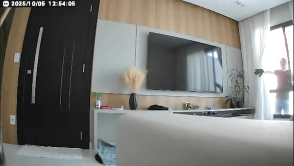 Vídeo: dupla escala prédio, invade e rouba apartamento no Paraná