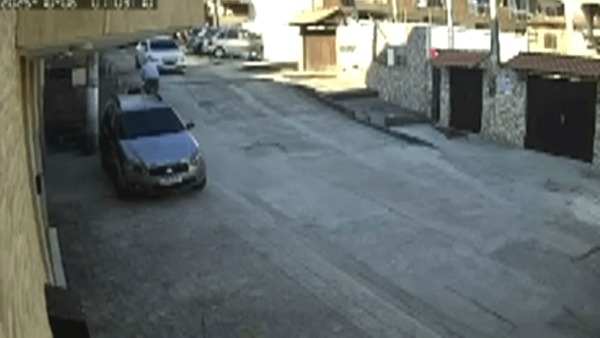 Vídeo: policial civil é executado com 12 tiros na porta de casa no Rio de Janeiro