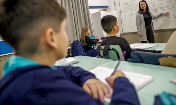 Professor brasileiro perde 21% do tempo de aula para manter disciplina