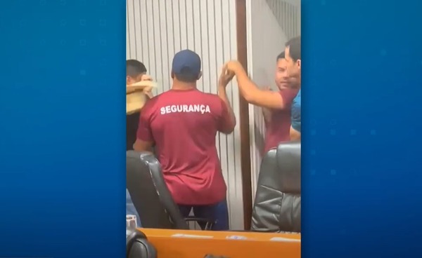Vereadores trocam socos e interrompem sessão da Câmara no Acre; veja vídeo