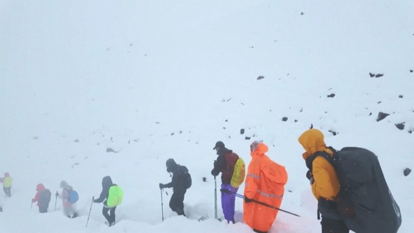 Vídeo: alpinistas presos em nevasca no Everest são resgatados