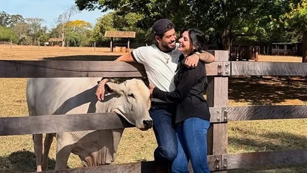 Zé Felipe e Ana Castela compartilham fotos em clima de romance na fazenda