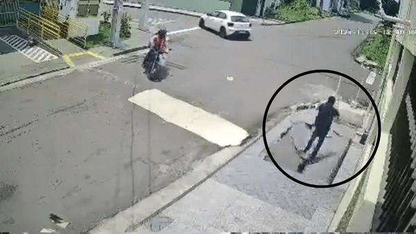 Vídeo: calçada desaba e 'engole' pedestre em Manaus (AM)