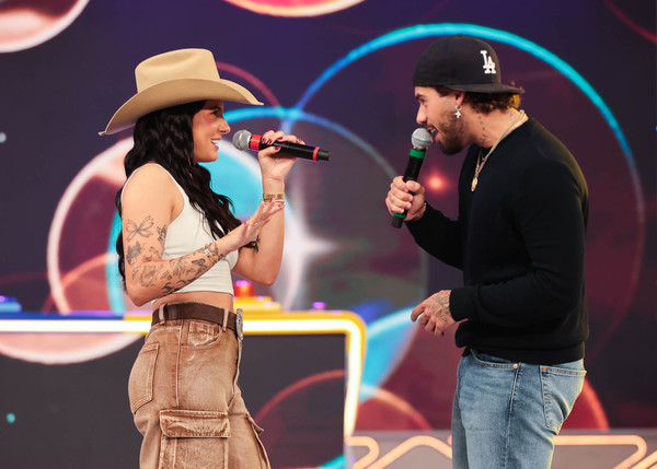 Ana Castela e Zé Felipe se beijam durante gravação de programa