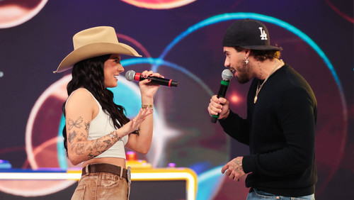 Ana Castela e Zé Felipe se beijam durante gravação de programa