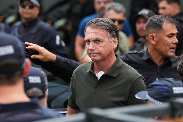 Defesa de Bolsonaro alega piora em soluços e pede a Moraes autorização de visita médica