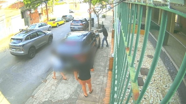 Vídeo: motorista de Porsche blindado reage a tentativa de assalto no RJ