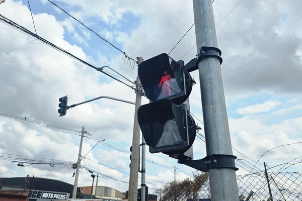 Novo semáforo começa a operar em mais um cruzamento da Avenida Brasil