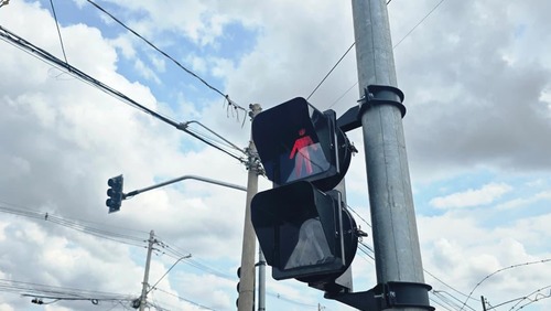 Novo semáforo começa a operar em mais um cruzamento da Avenida Brasil