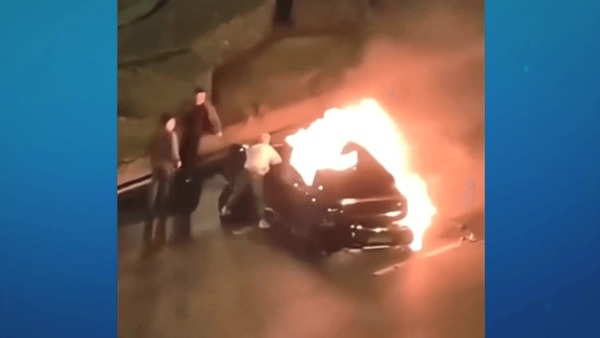 Vídeo: motorista morre após carro elétrico pegar fogo na China