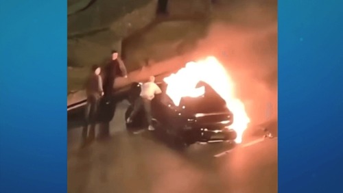 Vídeo: motorista morre após carro elétrico pegar fogo na China