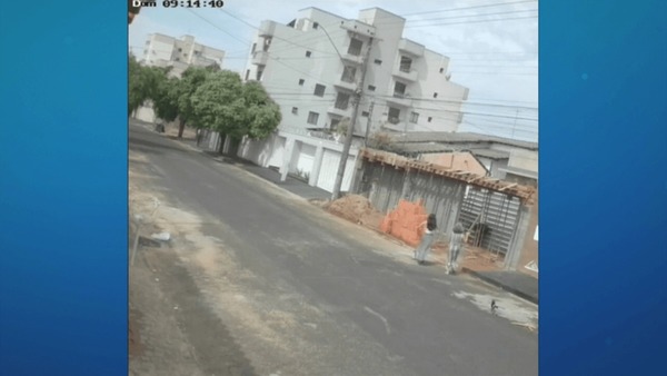 Vídeo: mãe e filha reagem a assalto e atacam ladrão a pauladas em Uberlândia, MG