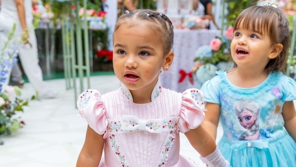 Filha de Neymar leva bolada em campo e atitude do craque viraliza: veja vídeo do acidente