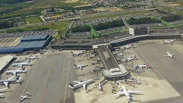 Procon pede explicações a cias aéreas por nova tarifa que limita passageiro a um item pessoal
