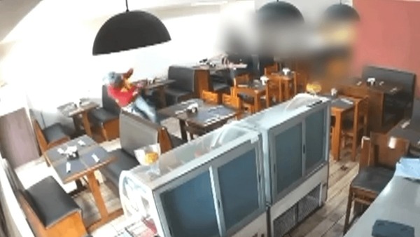 Vídeo: PM reage a assalto e atira em ladrão de alianças na Grande SP