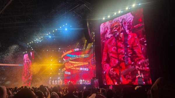 Sob chuva, Gilberto Gil agita público em SP e faz dueto histórico com Roberto Carlos