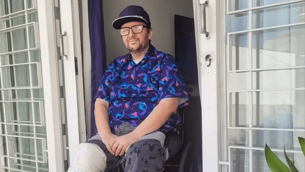 Ator de 'A Praça É Nossa' tem perna amputada e diz sofrer com membro fantasma: "Muitas dores"